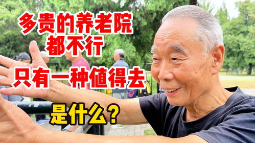 83岁太爷爷小心抱刚出生12天的重孙，跨越时光的温暖传承