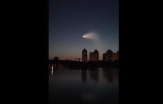 新疆多地目击不明飞行物，夜空奇观与月亮争辉