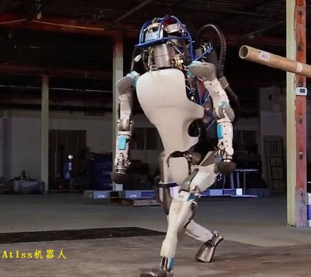 美女机器人挑战赛，击倒对手后的独特挑衅