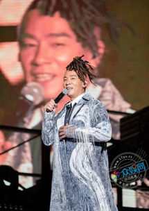 陈小春演唱会现场，郑伊健的深情演绎触动人心